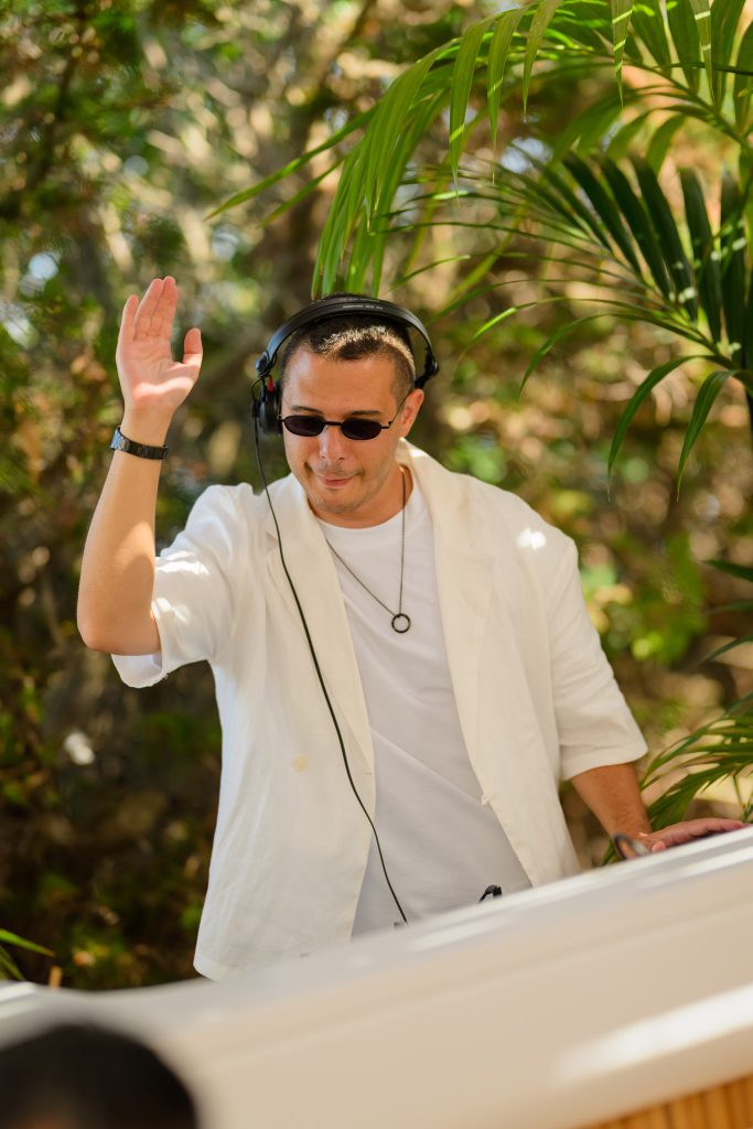 un ragazzo che fa il DJ