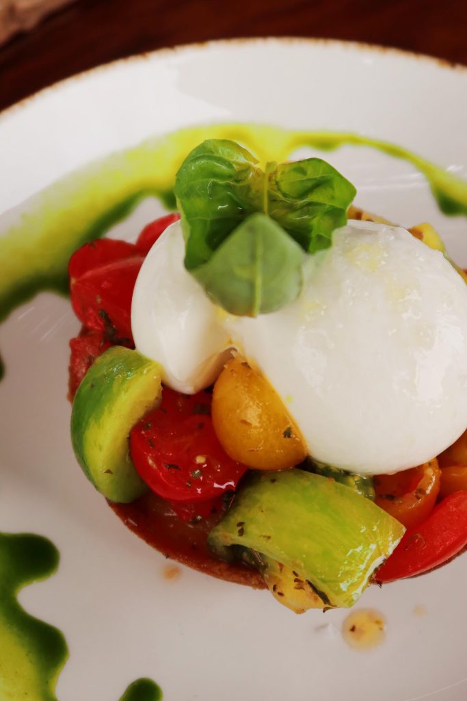 A plate of tomatoes and cheese