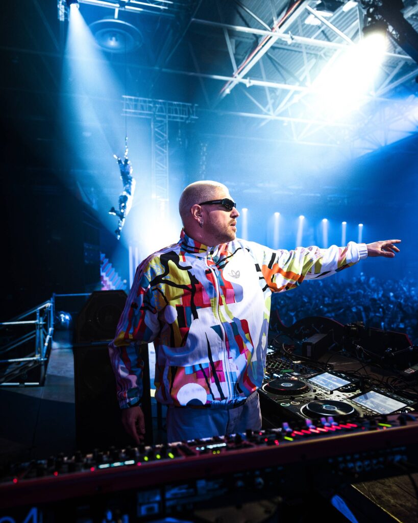 Mosimann performing in front of a crowd